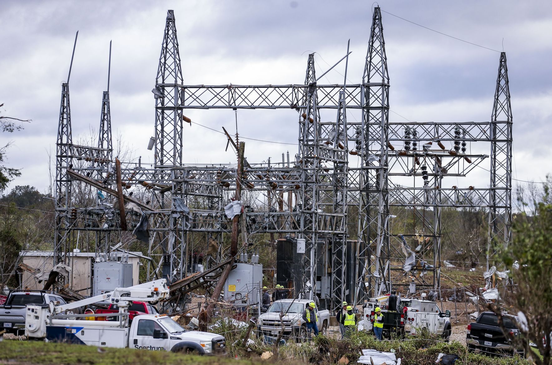 Community cleans up after tornado sweeps through Fredericktown